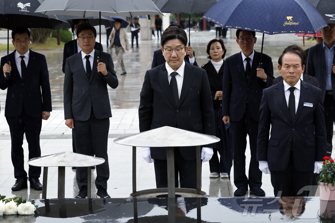 본문 이미지 - 권성동 국민의힘 원내대표 겸 중앙선대위원장이 16일 오후 광주 북구 운정동 국립5·18민주묘지를 찾아 참배하고 있다. 2025.5.16/뉴스1 ⓒ News1 김태성 기자
