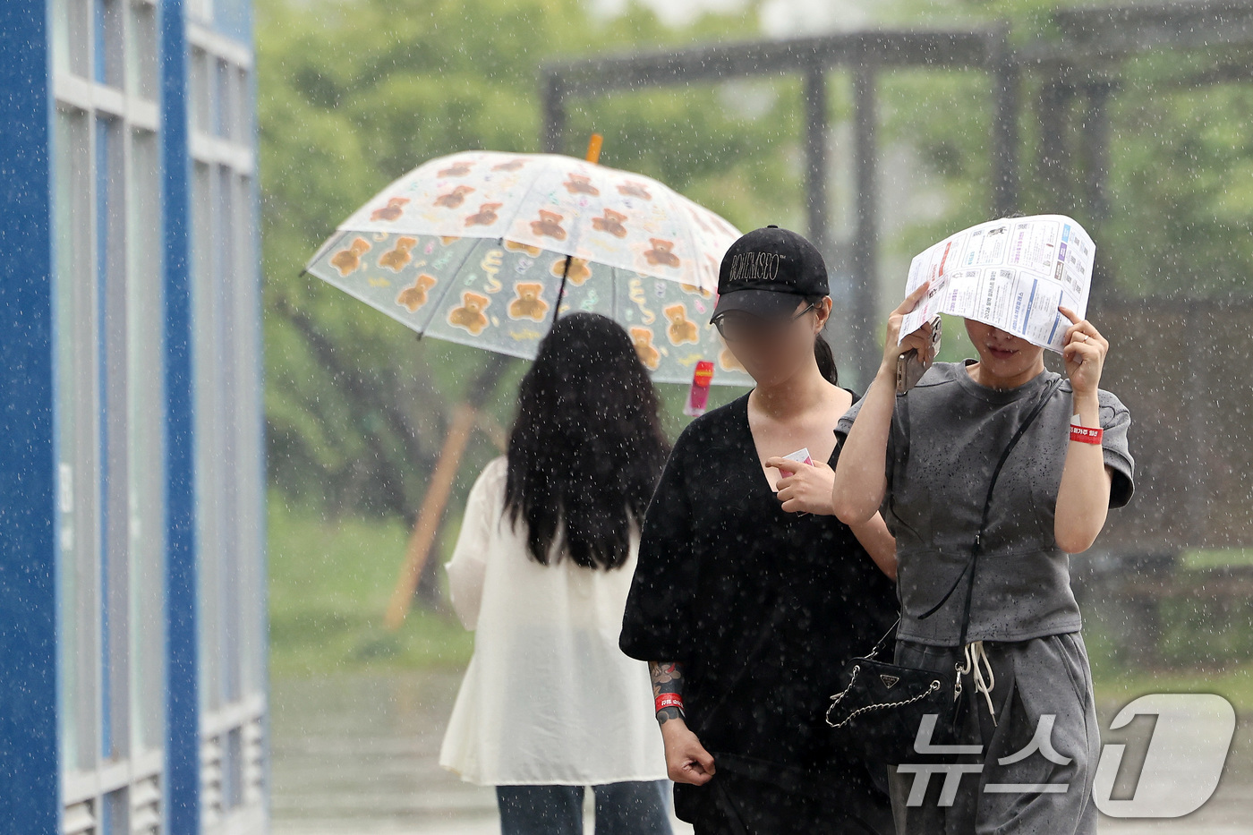 (고양=뉴스1) 이동해 기자 = 비가 내린 16일 경기도 고양시 일산 킨텍스에서 시민들이 비를 피해 달리고 있다. 2025.5.16/뉴스1