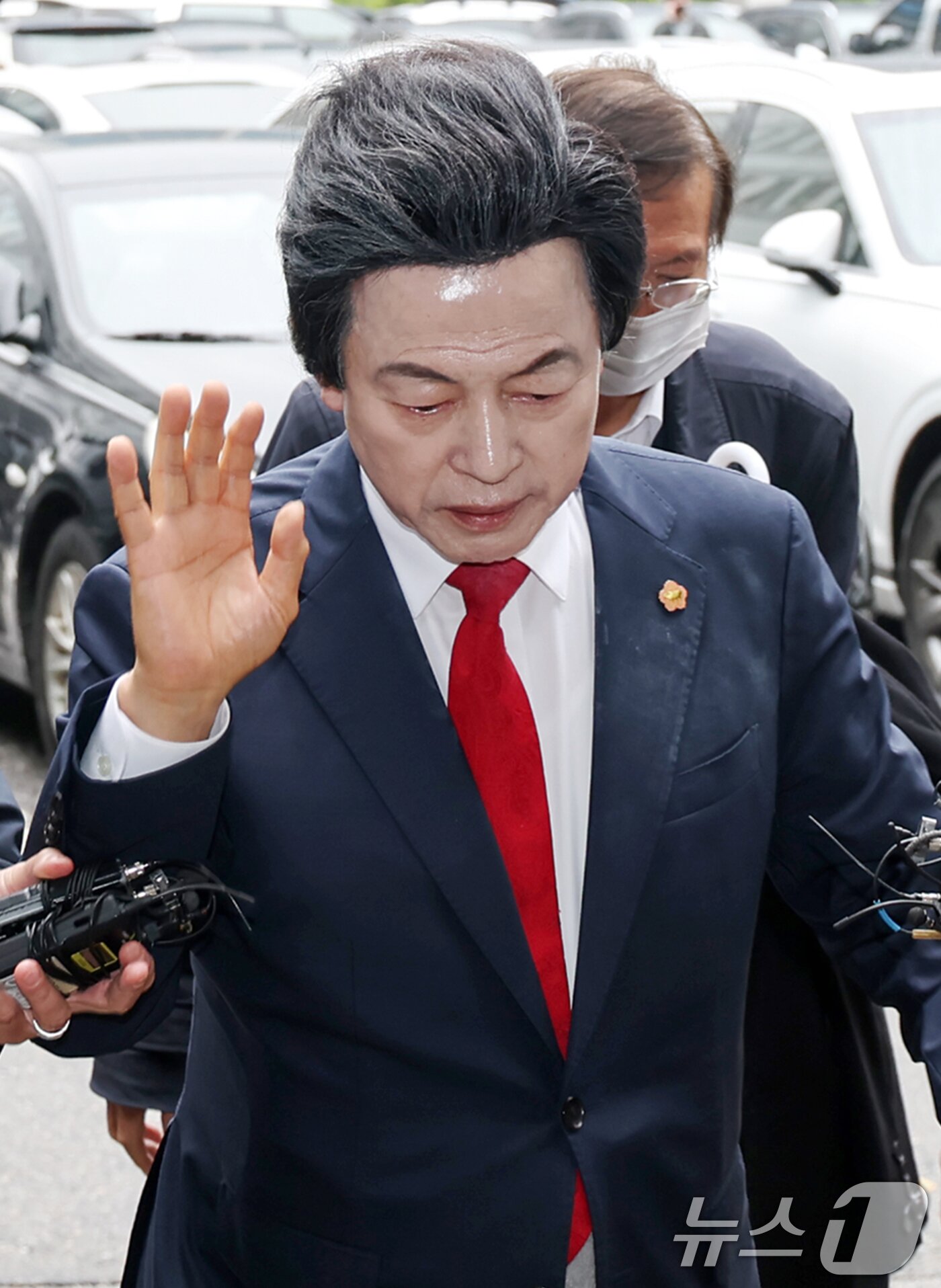 본문 이미지 - 신도 성추행과 사기 등 혐의를 받는 허경영 국가혁명당 명예대표가 16일 오후 경기 의정부시 의정부지방법원에서 열린 영장실질심사에 출석하고 있다. 2025.5.16/뉴스1 ⓒ News1 민경석 기자