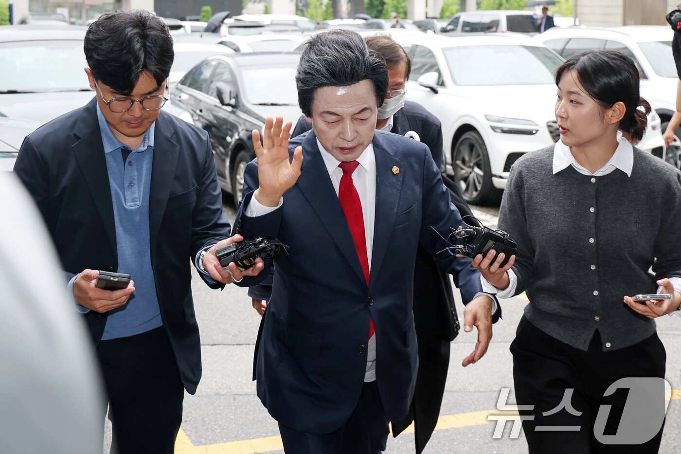 본문 이미지 - 신도 성추행과 사기 등 혐의를 받는 허경영 국가혁명당 명예대표가 16일 오후 경기 의정부시 의정부지방법원에서 열린 영장실질심사에 출석하고 있다. 2025.5.16/뉴스1 ⓒ News1 민경석 기자