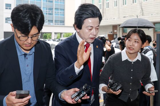 허경영, 영장심사 출석…'신도 성추행·사기 혐의' 부인