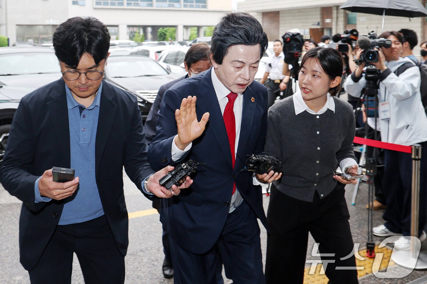본문 이미지 - 신도 성추행과 사기 등 혐의를 받는 허경영 국가혁명당 명예대표가 16일 오후 경기 의정부시 의정부지방법원에서 열린 영장실질심사에 출석하고 있다. 2025.5.16/뉴스1 ⓒ News1 민경석 기자