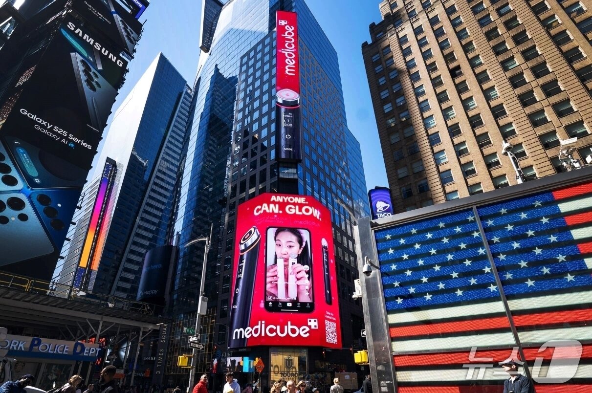 본문 이미지 - 미국 뉴욕 타임스퀘어 전광판에 에이피알 메디큐브 옥외광고가 송출되고 있다. &#40;에이피알 제공&#41;