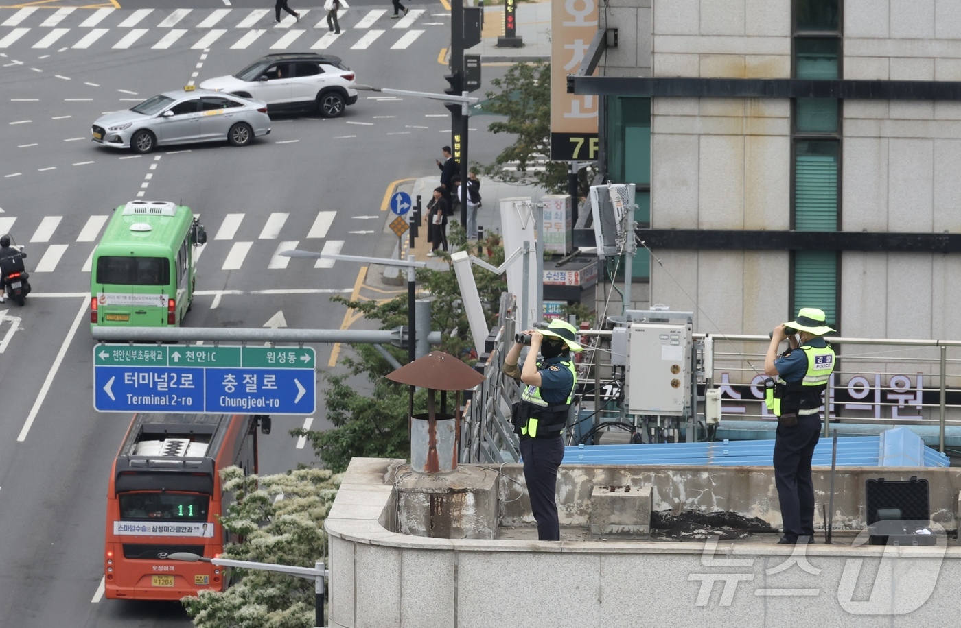 (천안=뉴스1) 이광호 기자 = 16일 오후 충남 천안시 동남구 신세계백화점 앞에서 열린 김문수 국민의힘 대통령 후보 유세 현장에서 경찰이 망원경으로 주변 동향을 살펴보고 있다. …