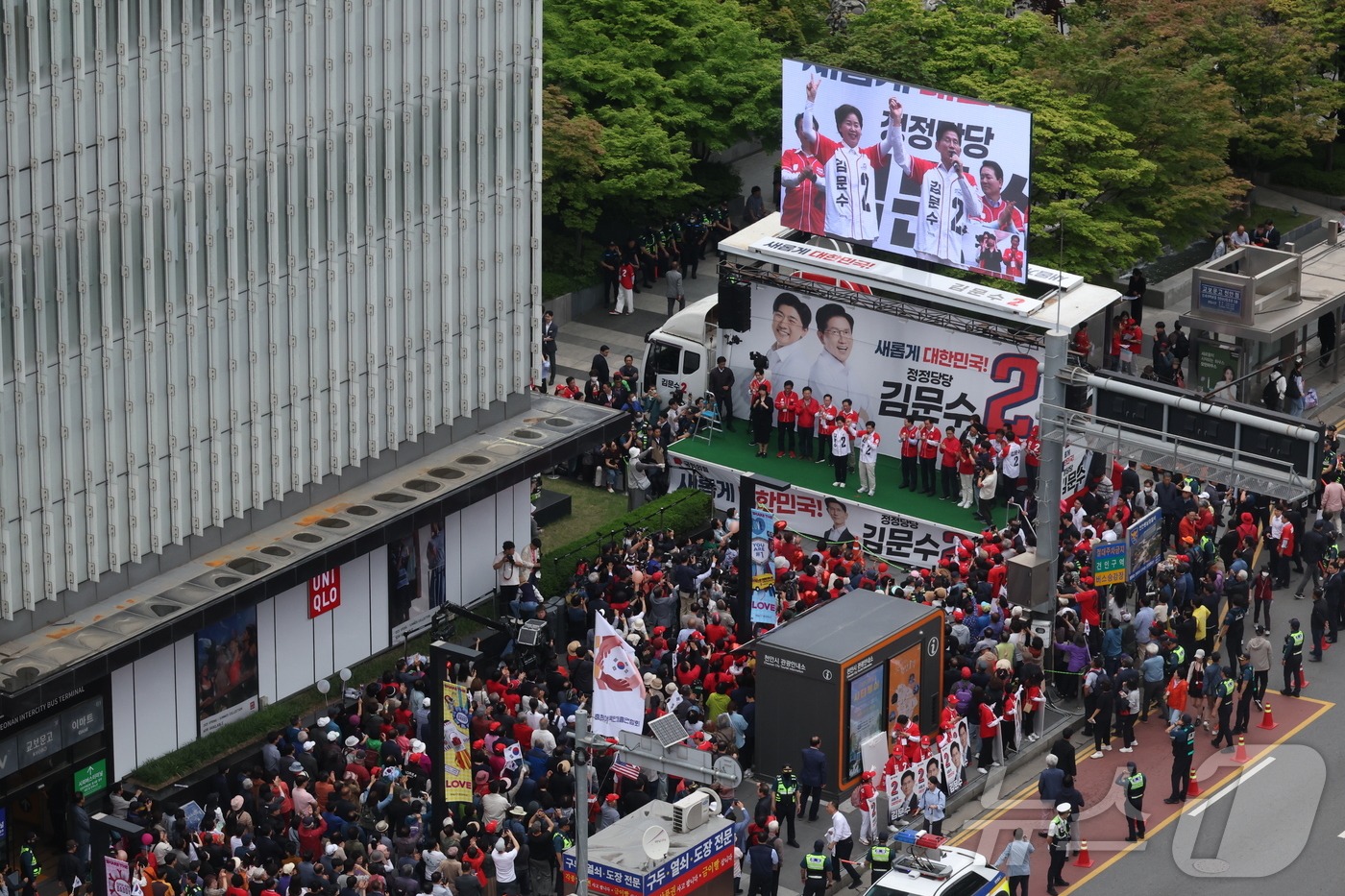 (천안=뉴스1) 이광호 기자 = 김문수 국민의힘 대통령 후보가 16일 오후 충남 천안시 동남구 신세계백화점 앞에서 가진 유세에서 시민들에게 지지를 호소하고 있다. (공동취재) 20 …