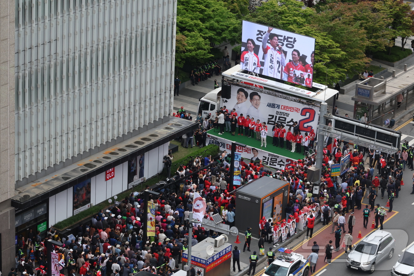 (천안=뉴스1) 이광호 기자 = 김문수 국민의힘 대통령 후보가 16일 오후 충남 천안시 동남구 신세계백화점 앞에서 가진 유세에서 시민들에게 지지를 호소하고 있다.(공동취재) 202 …