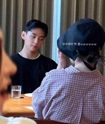 본문 이미지 - 가수 아이유, 방탄소년단 뷔 / 온라인 커뮤니티