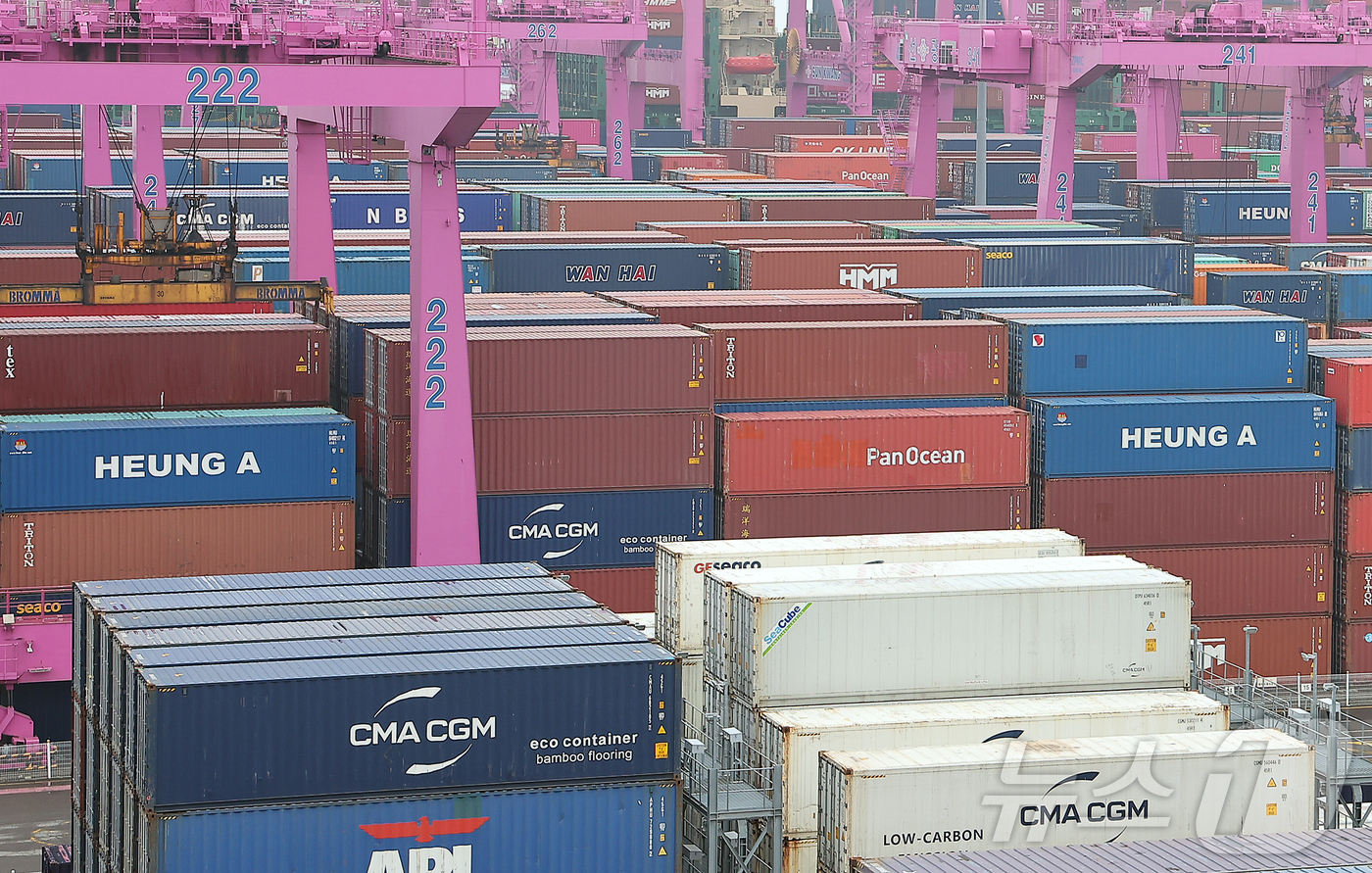 (인천=뉴스1) 김진환 기자 = 16일 인천시 연수구 인천신항에서 컨테이너 상·하역 작업이 이뤄지고 있다.정부는 이날 발간한 '최근 경제동향(그린북)' 5월호에서 내수 회복 지연과 …