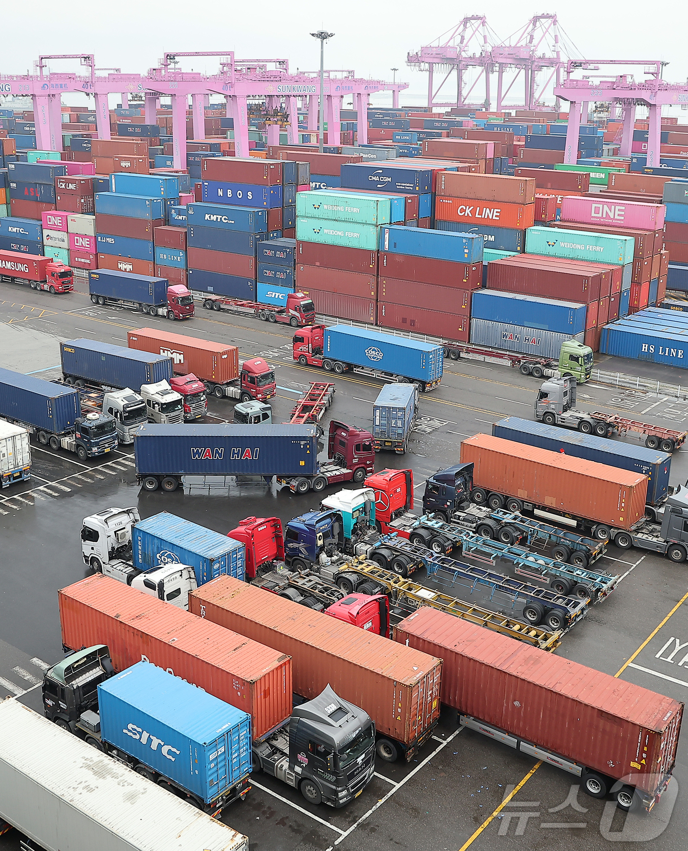 (인천=뉴스1) 김진환 기자 = 16일 인천시 연수구 인천신항에서 컨테이너 상·하역 작업이 이뤄지고 있다.정부는 이날 발간한 '최근 경제동향(그린북)' 5월호에서 내수 회복 지연과 …