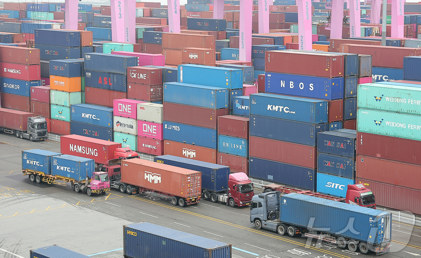 (인천=뉴스1) 김진환 기자 = 16일 인천시 연수구 인천신항에서 컨테이너 상·하역 작업이 이뤄지고 있다.정부는 이날 발간한 '최근 경제동향(그린북)' 5월호에서 내수 회복 지연과 …