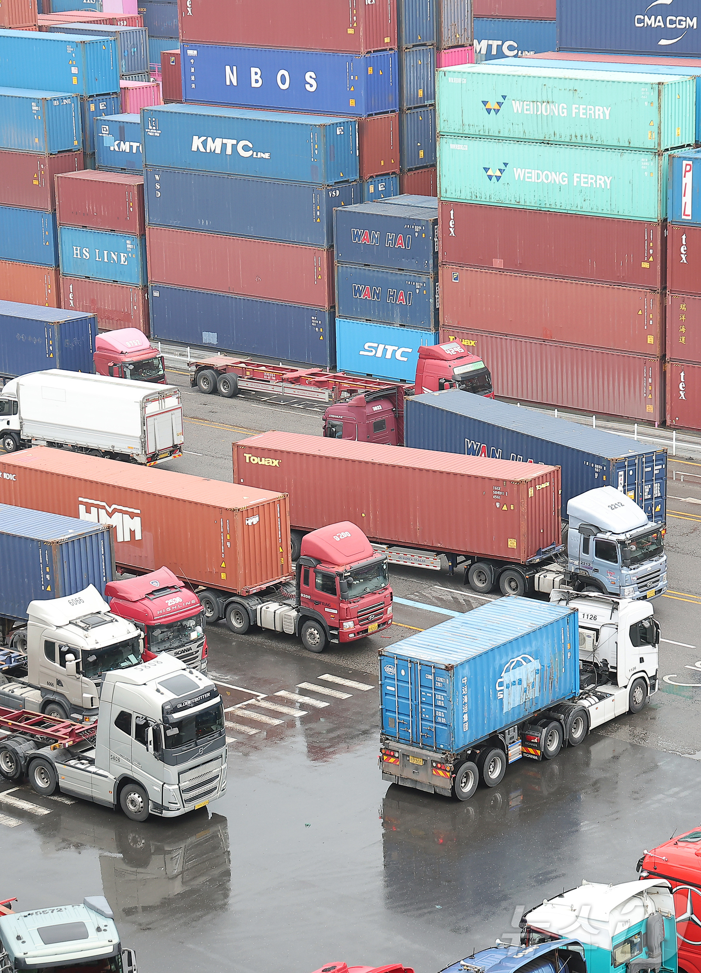 (인천=뉴스1) 김진환 기자 = 16일 인천시 연수구 인천신항에서 컨테이너 상·하역 작업이 이뤄지고 있다.정부는 이날 발간한 '최근 경제동향(그린북)' 5월호에서 내수 회복 지연과 …