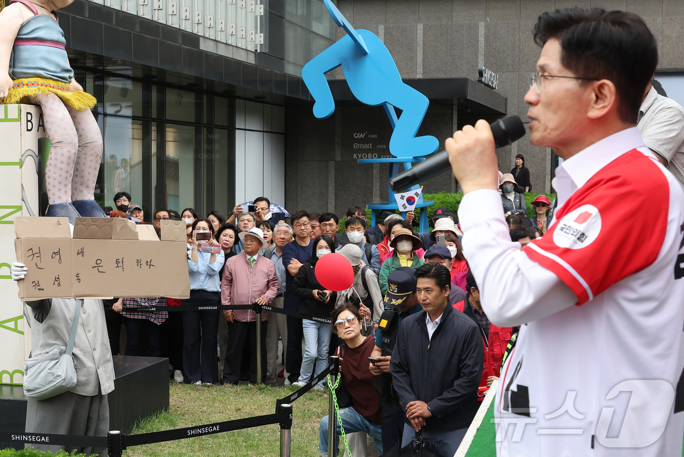 (천안=뉴스1) 이광호 기자 = 16일 오후 충남 천안시 동남구 신세계백화점 앞에서 열린 김문수 국민의힘 대통령 후보 유세에서 한 시민이 '권영세, 권성동 은퇴하라' 라고 적은 박 …