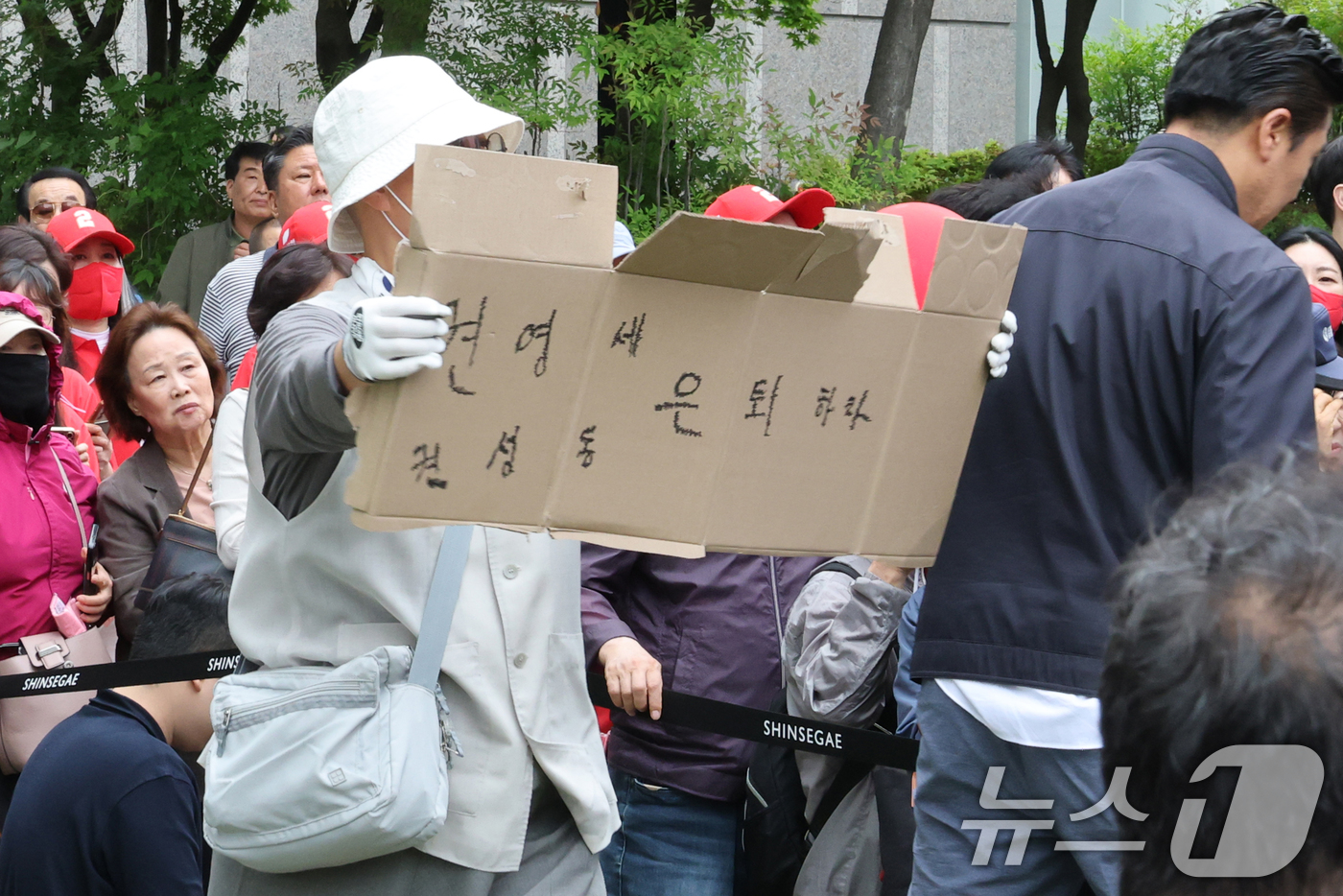 (천안=뉴스1) 이광호 기자 = 16일 오후 충남 천안시 동남구 신세계백화점 앞에서 열린 김문수 국민의힘 대통령 후보의 유세에서 한 시민이 '권영세,권성동 은퇴하라'라고 적힌 피켓 …