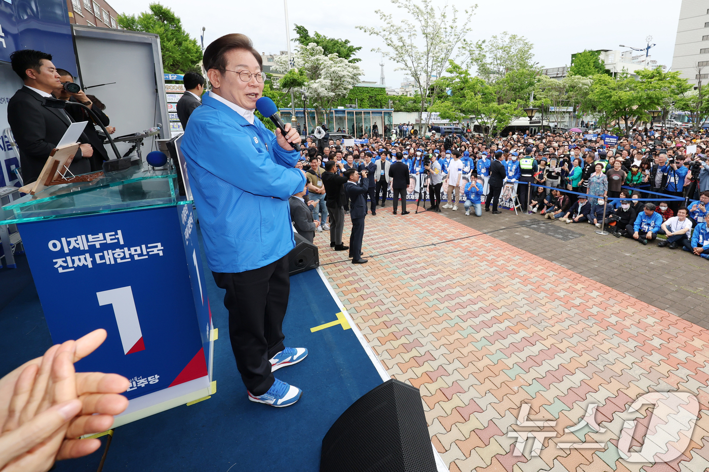 (군산=뉴스1) 이재명 기자 = 이재명 더불어민주당 대통령 후보가 16일 오후 군산시 구시청광장에서 시민들에게 지지를 호소하고 있다. (공동취재) 2025.5.16/뉴스1
