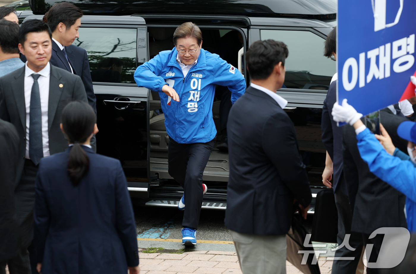 (군산=뉴스1) 이재명 기자 = 이재명 더불어민주당 대통령 후보가 16일 오후 전북 군산시 구시청광장에서 유세를 펼치기 위해 차량에서 내리고 있다. (공동취재) 2025.5.16/ …