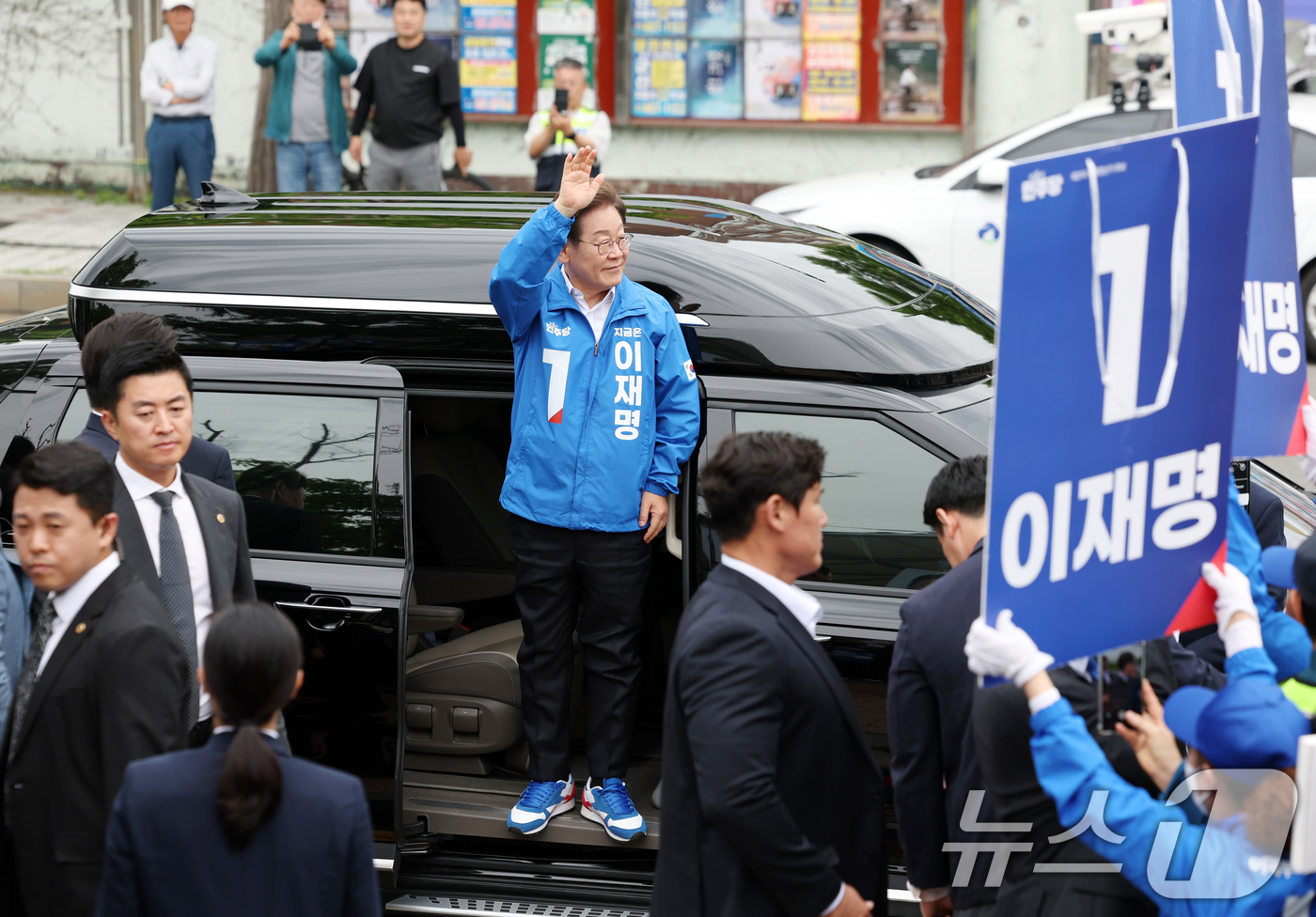 (군산=뉴스1) 이재명 기자 = 이재명 더불어민주당 대통령 후보가 16일 오후 전북 군산시 구시청광장에 도착하며 손을 흔들고 있다. (공동취재) 2025.5.16/뉴스1
