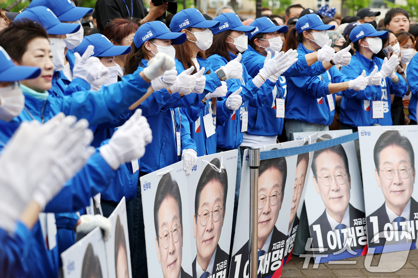 (군산=뉴스1) 이재명 기자 = 16일 오후 전북 군산시 구시청광장에서 열린 이재명 더불어민주당 대통령 후보 유세에서 선거운동원들이 율동을 하고 있다. (공동취재) 2025.5.1 …