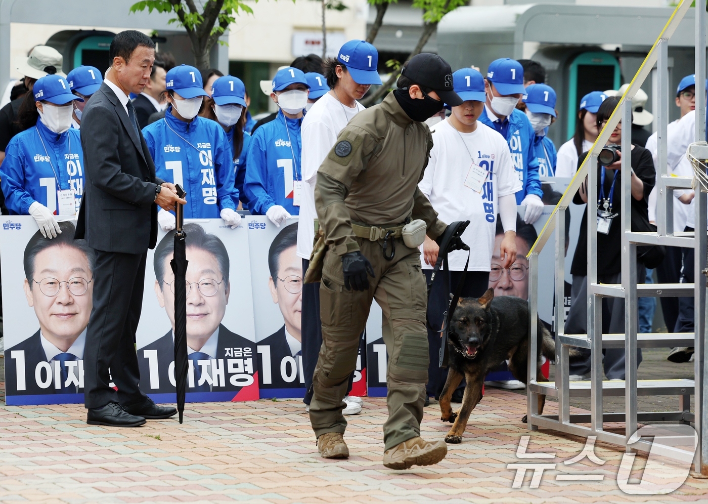 (군산=뉴스1) 이재명 기자 = 경찰특공대원들이 16일 오후 전북 군산시 구시청광장에서 이재명 더불어민주당 대통령 후보 유세를 앞두고 검색을 하고 있다. (공동취재) 2025.5. …