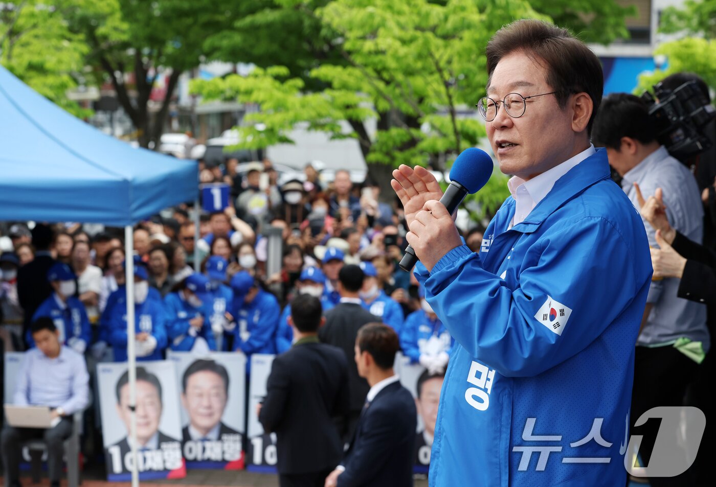 본문 이미지 - 이재명 더불어민주당 대통령 후보가 16일 오후 전북 군산시 구시청광장에서 시민들에게 지지를 호소하고 있다. &#40;공동취재&#41; 2025.5.16/뉴스1 ⓒ News1 이재명 기자