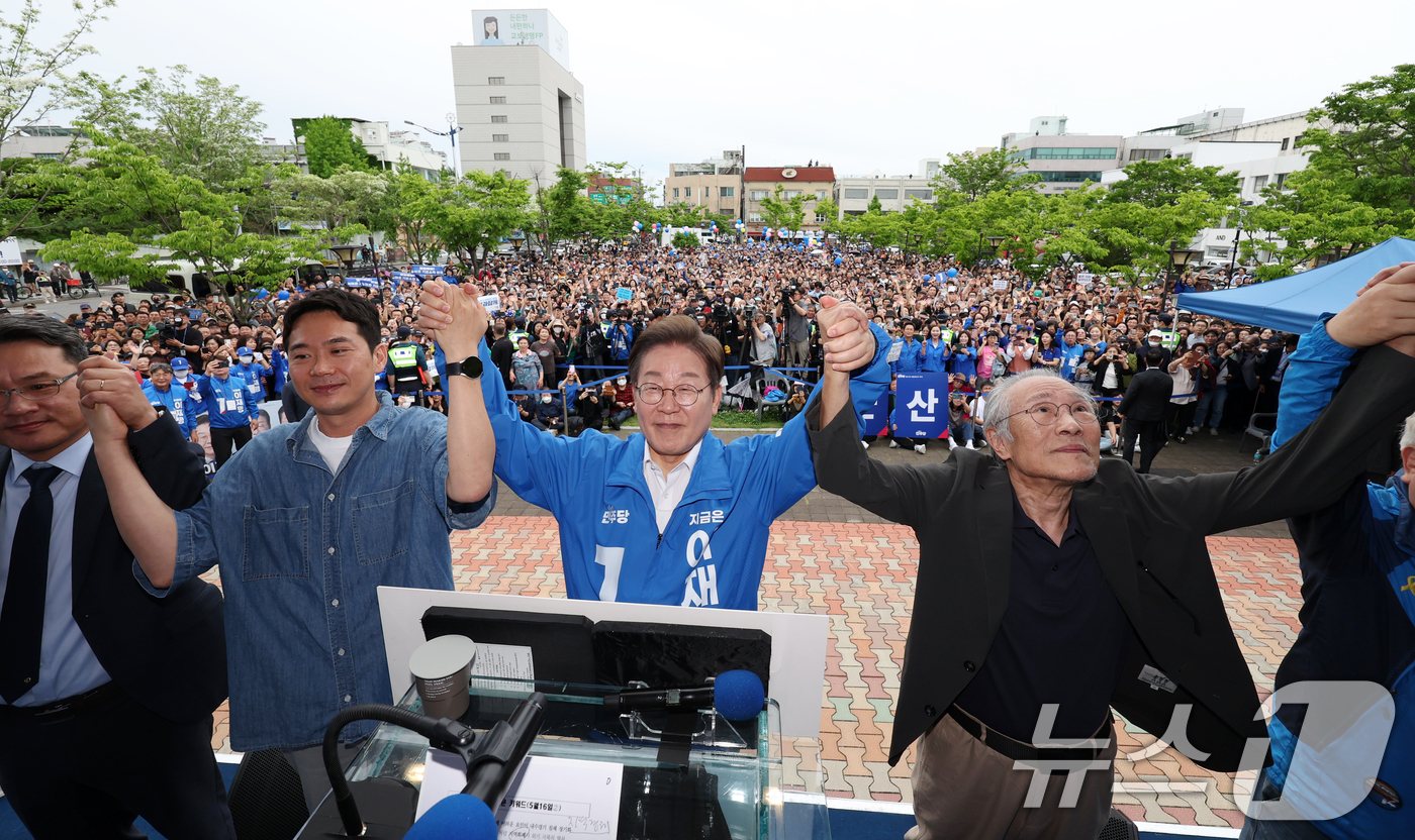 (군산=뉴스1) 이재명 기자 = 이재명 더불어민주당 대통령 후보가 16일 오후 전북 군산시 구시청광장에서 참석 인사들과 손을 들어보이고 있다. (공동취재) 2025.5.16/뉴스1 …