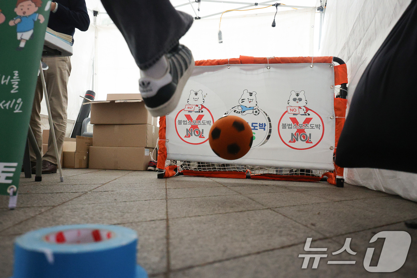 (서울=뉴스1) 신웅수 기자 = 16일 오후 서울 중구 동대문디자인플라자(DDP)에서 열린 청소년도박문제 예방주간 행사에서 관람객들이 도박 중독 방지 프로그램을 체험하고 있다. 2 …