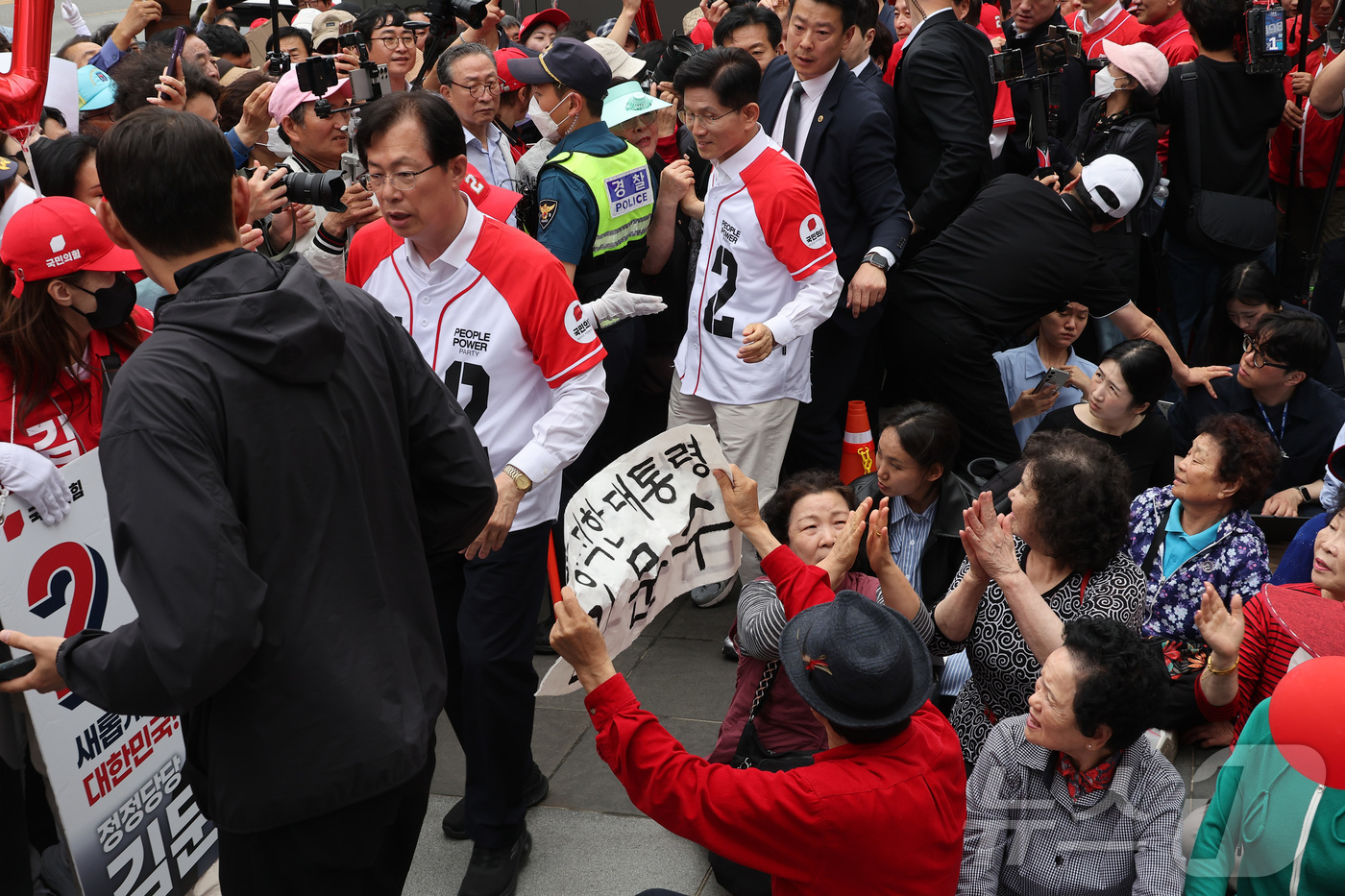 (천안=뉴스1) 이광호 기자 = 김문수 국민의힘 대통령 후보가 16일 오후 충남 천안시 동남구 신세계백화점 앞에서 가진 유세에서 지지자들과 인사를 나누고 있다. (공동취재) 202 …