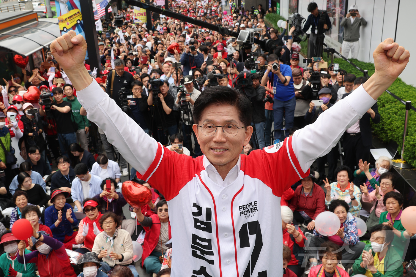 (천안=뉴스1) 이광호 기자 = 김문수 국민의힘 대통령 후보가 16일 오후 충남 천안시 동남구 신세계백화점 앞에서 가진 유세에서 주먹을 불끈 쥐어 보이고 있다. (공동취재) 202 …