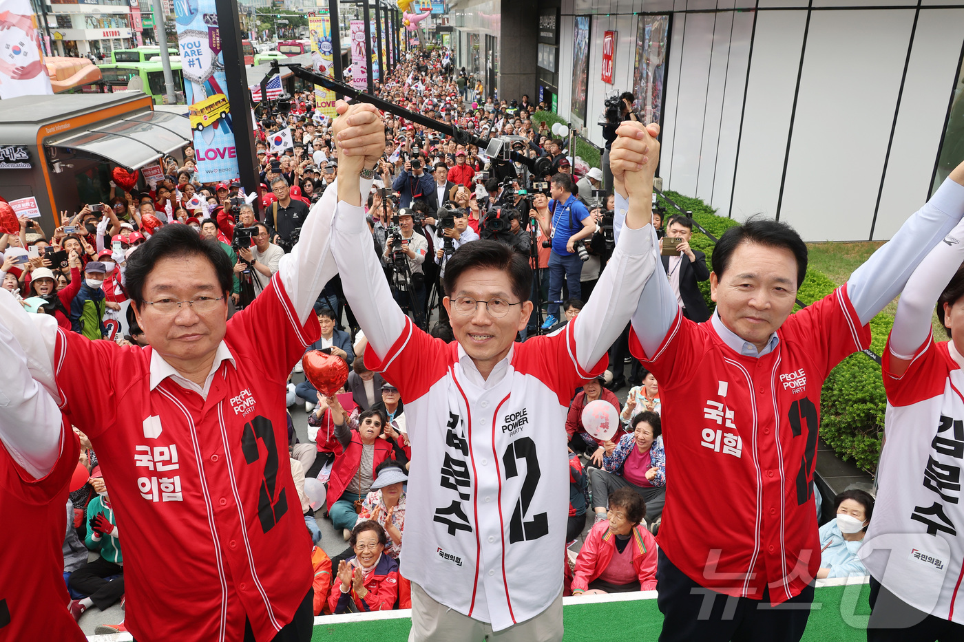 (천안=뉴스1) 이광호 기자 = 김문수 국민의힘 대통령 후보가 16일 오후 충남 천안시 동남구 신세계백화점 앞에서 가진 유세에서 시민들에게 지지를 호소하고 있다. (공동취재) 20 …
