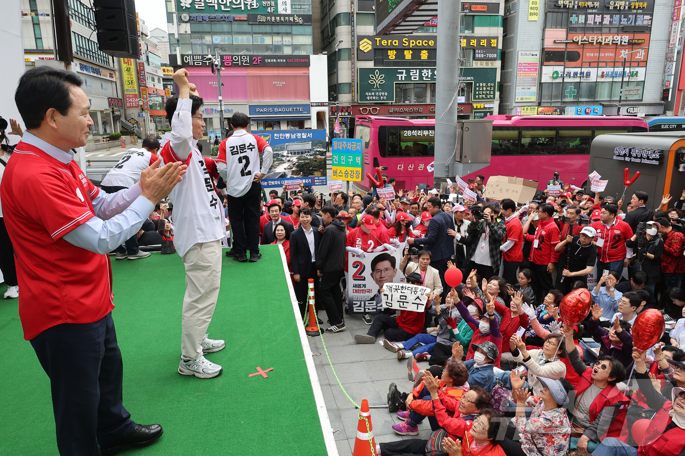 (천안=뉴스1) 이광호 기자 = 김문수 국민의힘 대통령 후보가 16일 오후 충남 천안시 동남구 신세계백화점 앞에서 가진 유세에서 지지를 호소하고 있다. (공동취재) 2025.5.1 …