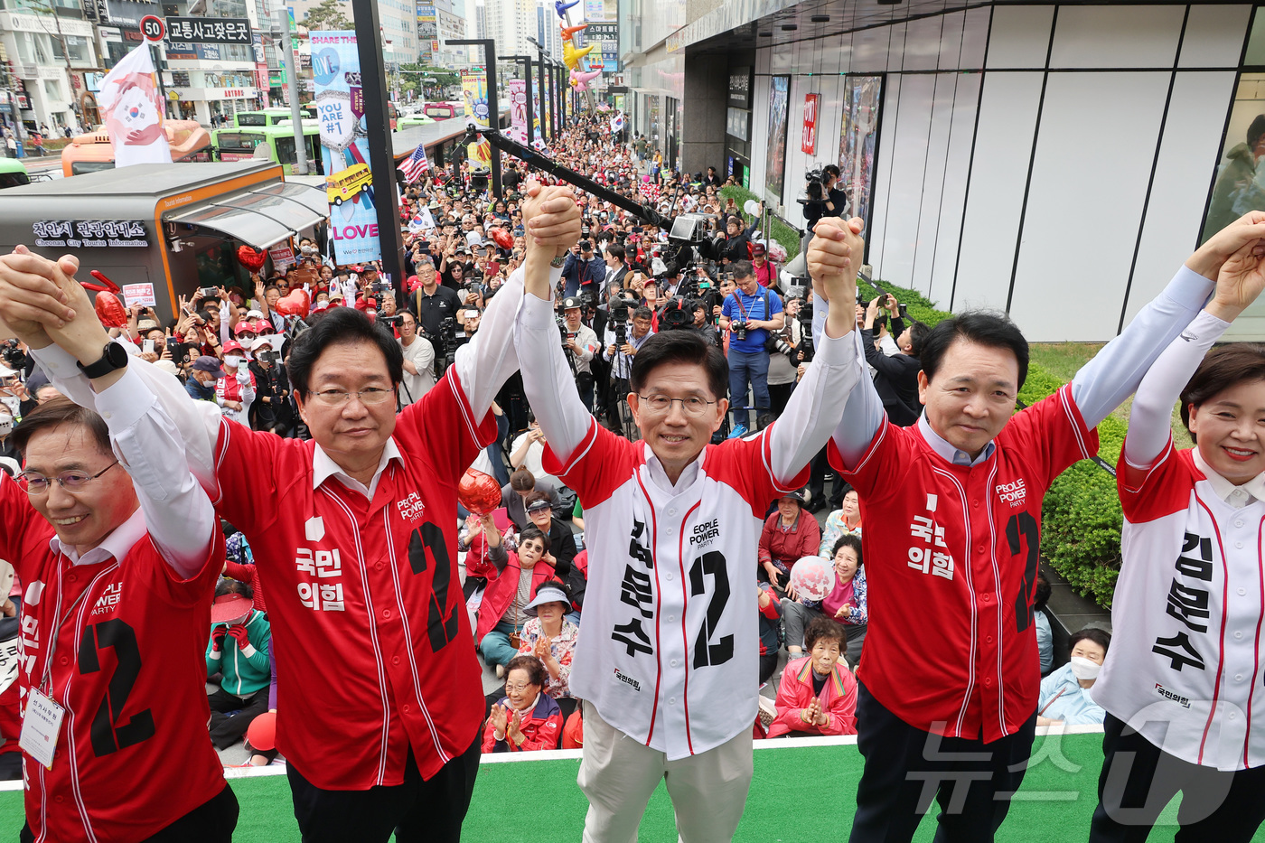 (천안=뉴스1) 이광호 기자 = 김문수 국민의힘 대통령 후보가 16일 오후 충남 천안시 동남구 신세계백화점 앞에서 가진 유세에서 시민들에게 지지를 호소하고 있다. (공동취재) 20 …