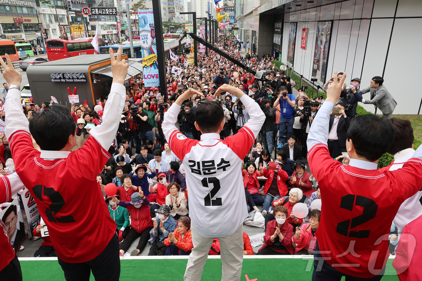 (천안=뉴스1) 이광호 기자 = 김문수 국민의힘 대통령 후보가 16일 오후 충남 천안시 동남구 신세계백화점 앞에서 가진 유세에서 지지를 호소하고 있다. (공동취재) 2025.5.1 …