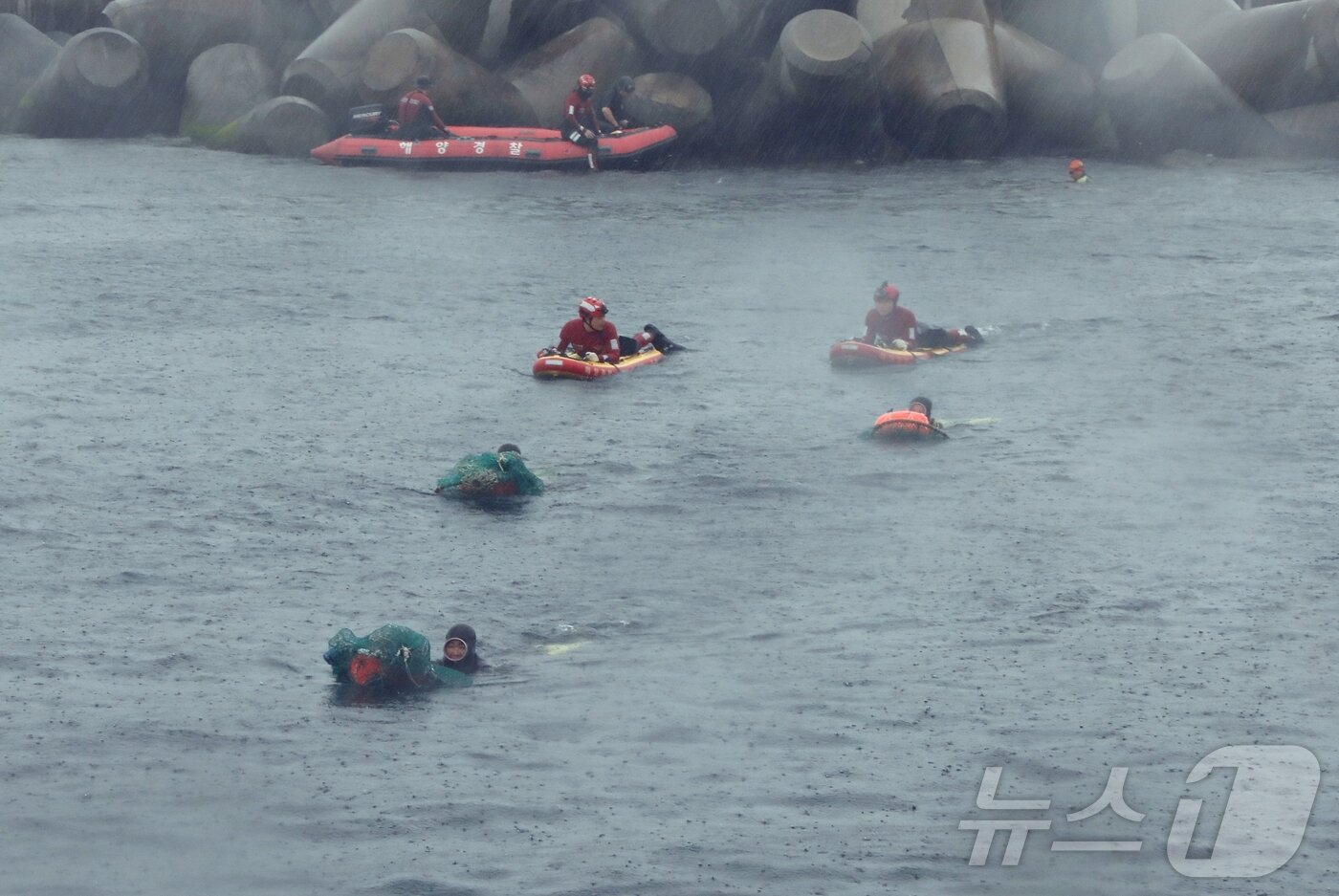 본문 이미지 - 16일 제주시 탑동방파제 앞바다에서 제주 해녀구조단의 첫 해상 구조 훈련이 진행되고 있다. 이날 훈련에는 제주해양경찰서, 제주소방서, 해양재난구조대 등이 참여했다.2025.5.16/뉴스1 ⓒ News1 홍수영 기자