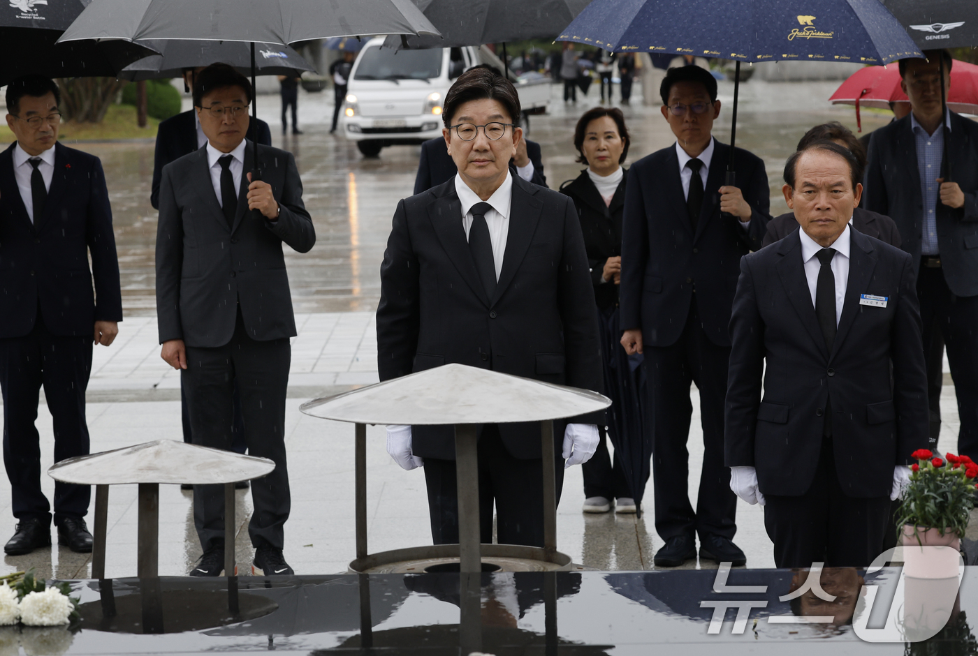 (광주=뉴스1) 김태성 기자 = 권성동 국민의힘 원내대표가 16일 오후 광주 북구 운정동 국립5·18민주묘지를 찾아 참배하고 있다. 2025.5.16/뉴스1