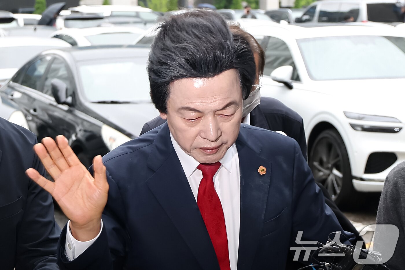 본문 이미지 - 신도 성추행과 사기 등 혐의를 받는 허경영 국가혁명당 명예대표가 16일 오후 경기 의정부시 의정부지방법원에서 열린 영장실질심사에 출석하고 있다. 2025.5.16/뉴스1 ⓒ News1 민경석 기자