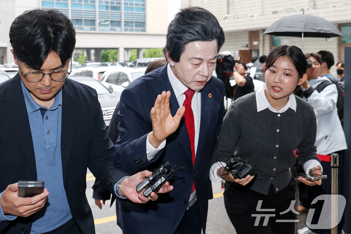 (의정부=뉴스1) 민경석 기자 = 신도 성추행과 사기 등 혐의를 받는 허경영 국가혁명당 명예대표가 16일 오후 경기 의정부시 의정부지방법원에서 열린 영장실질심사에 출석하고 있다. …