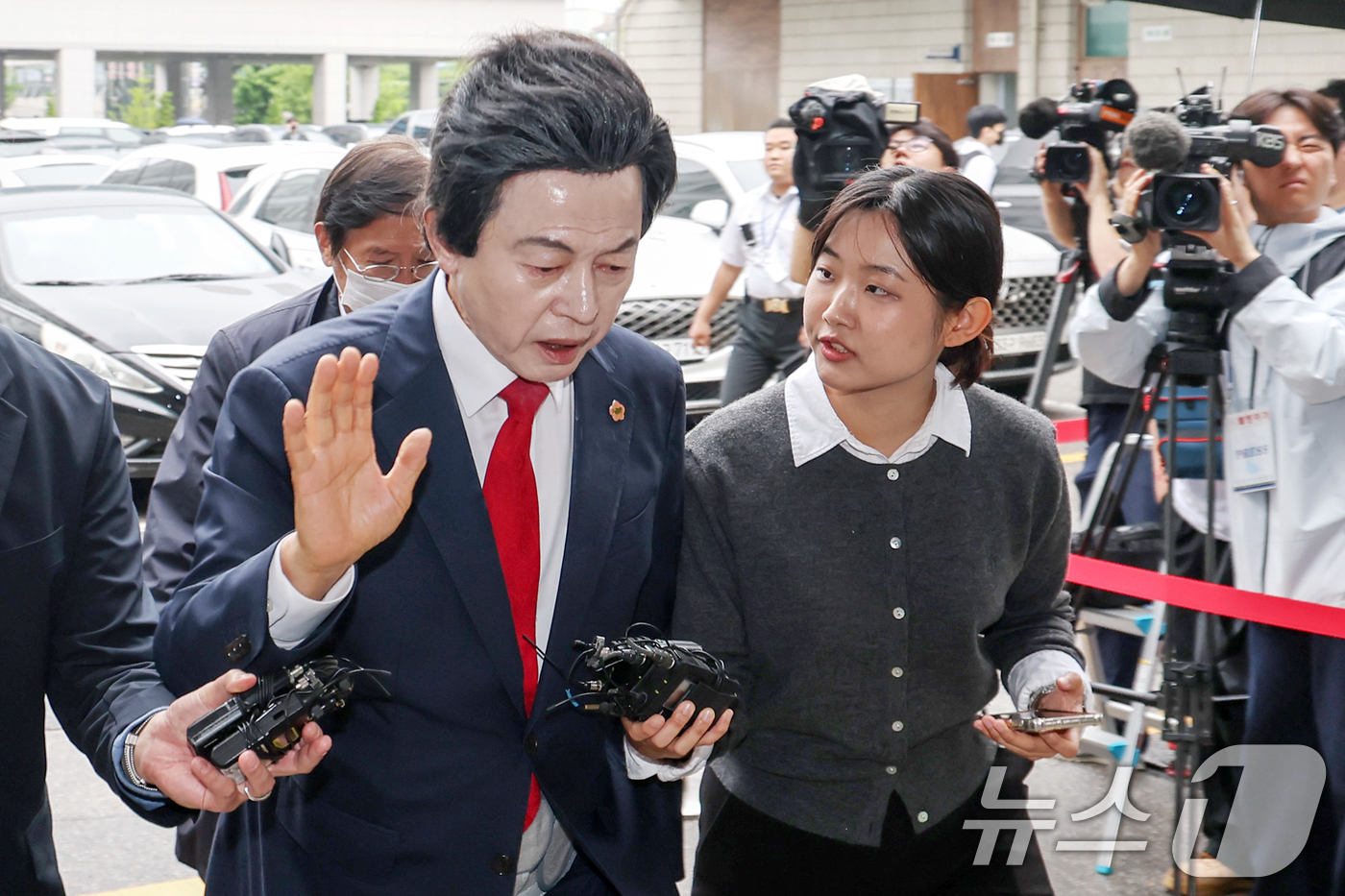 (의정부=뉴스1) 민경석 기자 = 신도 성추행과 사기 등 혐의를 받는 허경영 국가혁명당 명예대표가 16일 오후 경기 의정부시 의정부지방법원에서 열린 영장실질심사에 출석하고 있다. …