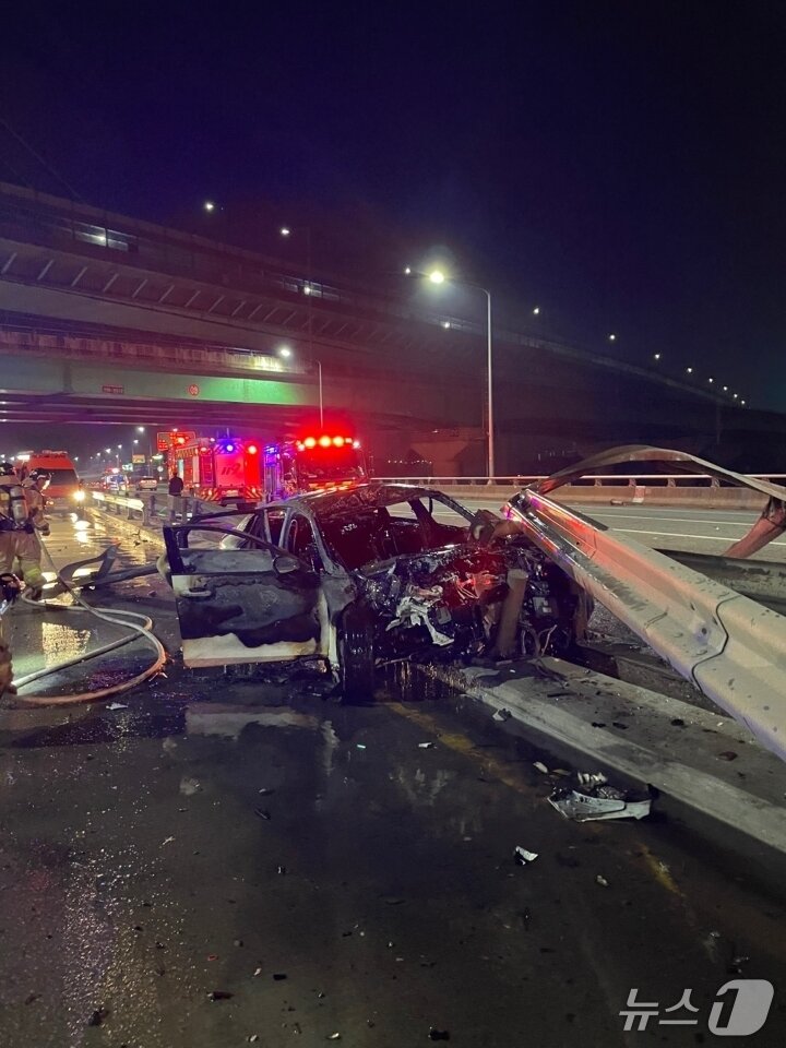 본문 이미지 - 무면허로 렌터카를 운전하던 10대들이 중앙분리대를 들이받은 사고 현장. 이 사고로 맞은 편에서 주행하던 택시기사가 파편에 맞아 숨졌다. (아산소방서 제공. 재판매 및 DB금지)