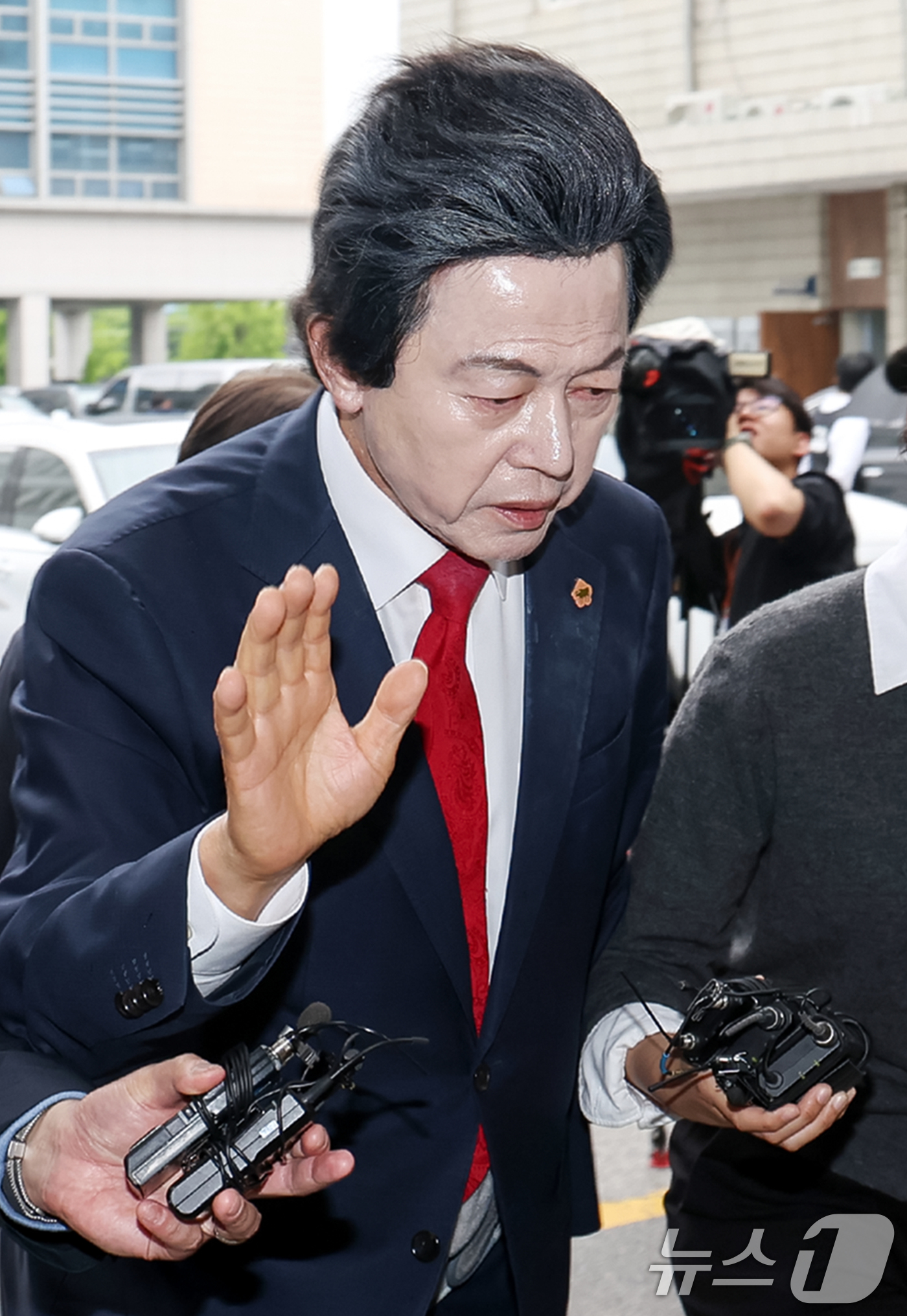 (의정부=뉴스1) 민경석 기자 = 신도 성추행과 사기 등 혐의를 받는 허경영 국가혁명당 명예대표가 16일 오후 경기 의정부시 의정부지방법원에서 열린 영장실질심사에 출석하고 있다. …