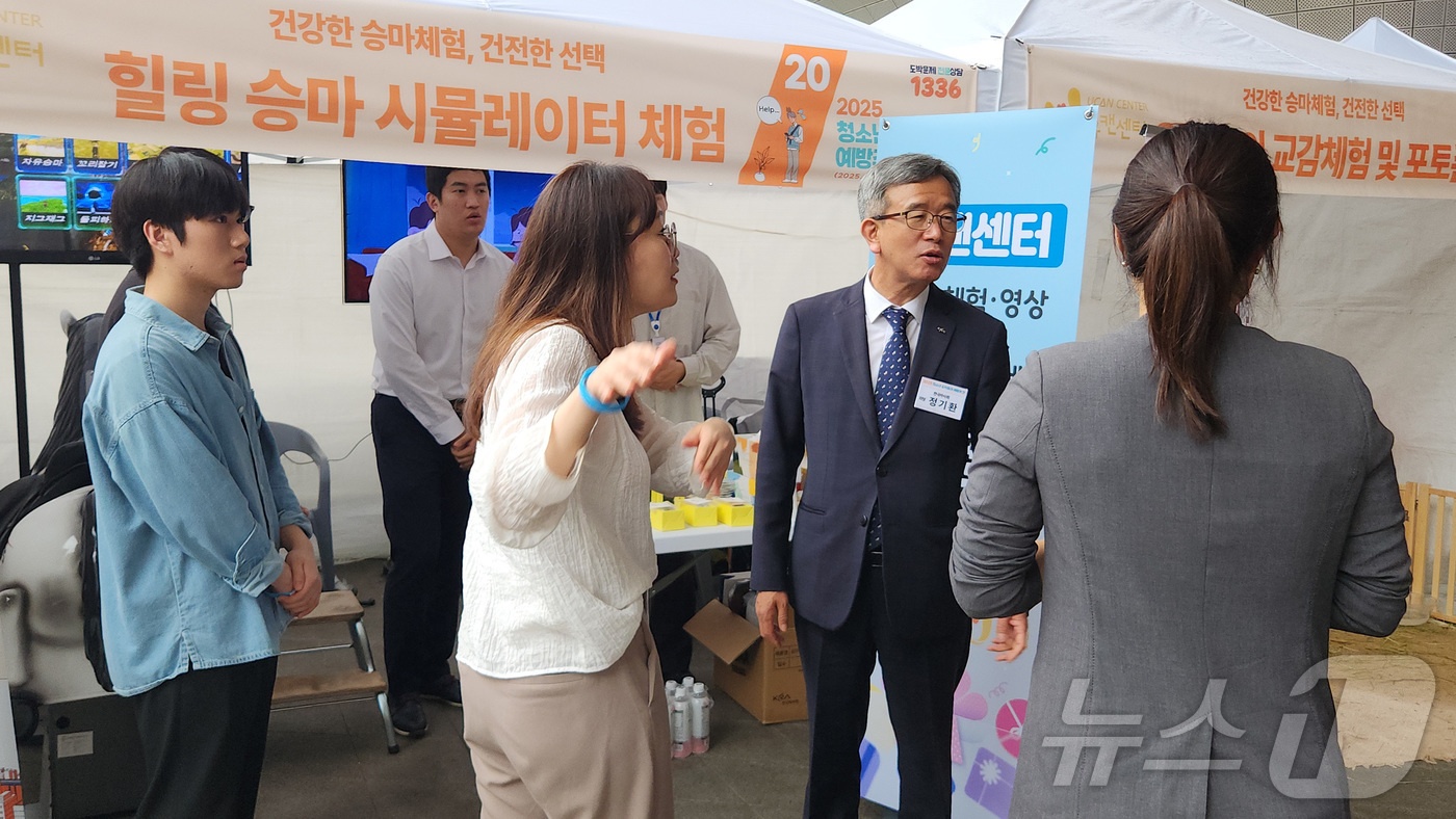 (서울=뉴스1) 이재상 기자 = 정기환 한국마사회장이 16일 오후 서울 중구 동대문디자인플라자(DDP)에서 열린 청소년도박문제 예방주간 행사에서 부스를 둘러보고 있다. 2025.5 …