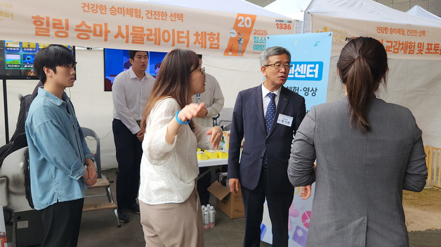 청소년도박문제 행사 부스 둘러보는 정기환 마사회장