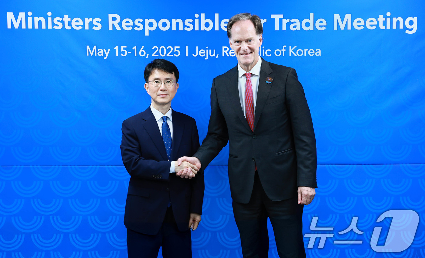 (서울=뉴스1) 이연주 기자 = 박종원 산업통상자원부 통상차관보가 16일 제주 서귀포시 제주국제컨벤션센터에서 열린 '2025 APEC 통상장관회의'에 참석해 이안 맥케이 캐나다 주 …