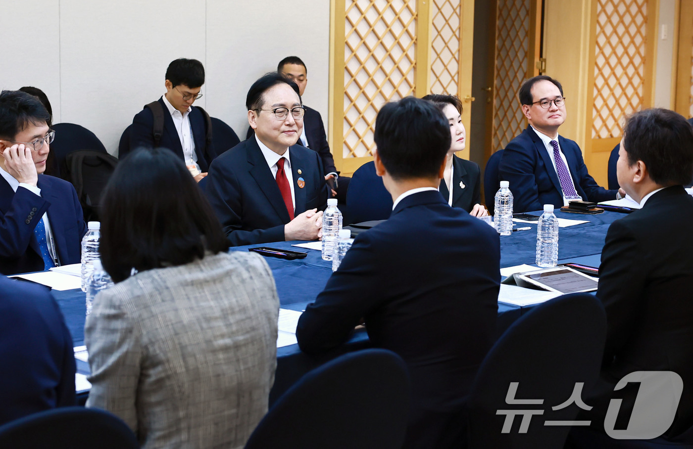 (서울=뉴스1) = 정인교 산업통상자원부 통상교섭본부장이 16일 제주 서귀포시 제주국제컨벤션센터에서 열린 '2025 APEC 통상장관회의'에 참석해 오쿠시 마사키 일본 경제산업성 …