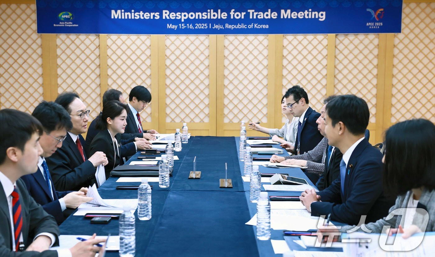 (서울=뉴스1) = 정인교 산업통상자원부 통상교섭본부장이 16일 제주 서귀포시 제주국제컨벤션센터에서 열린 '2025 APEC 통상장관회의'에 참석해 오쿠시 마사키 일본 경제산업성 …