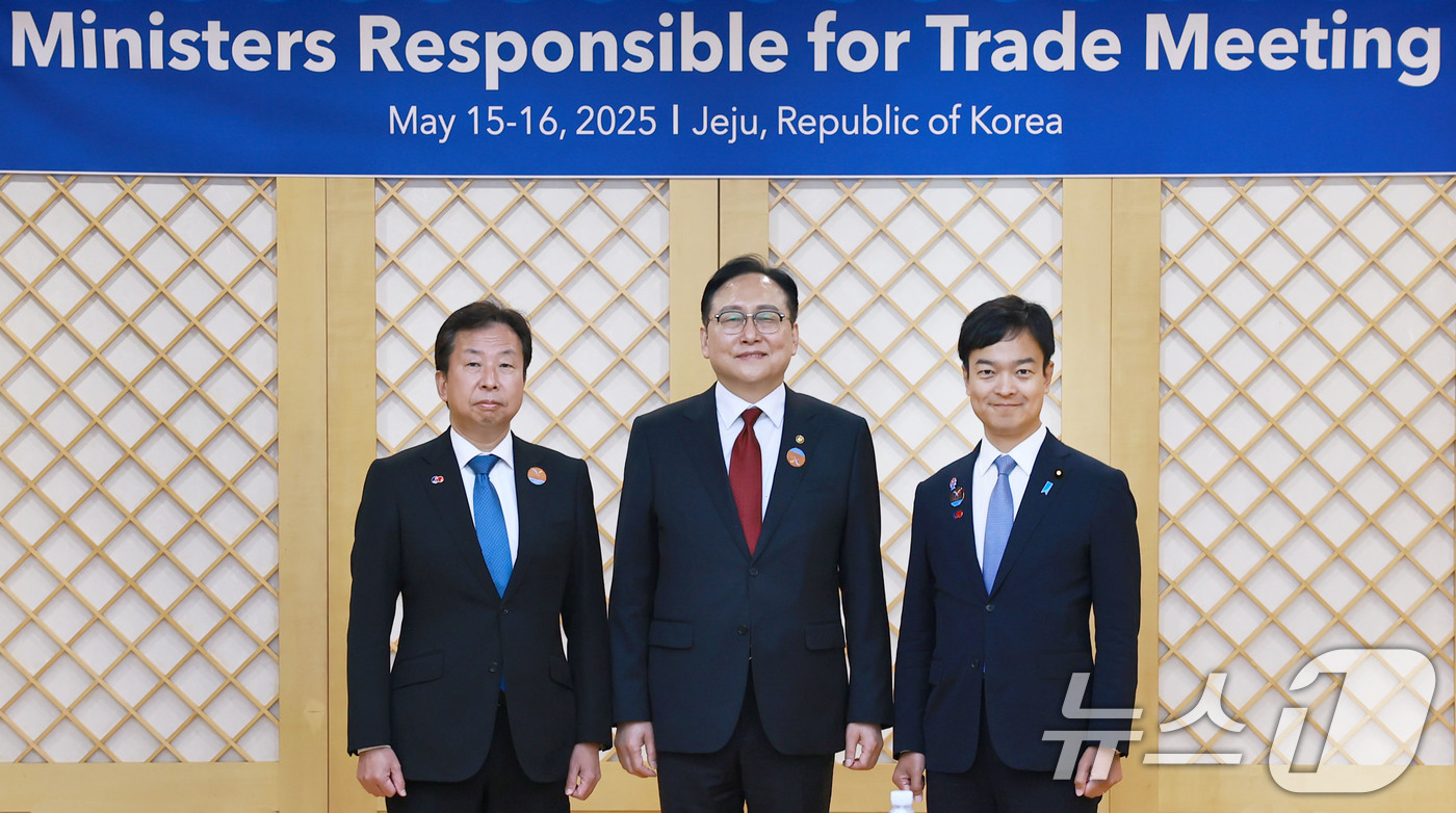 (서울=뉴스1) = 정인교 산업통상자원부 통상교섭본부장이 16일 제주 서귀포시 제주국제컨벤션센터에서 열린 '2025 APEC 통상장관회의'에 참석해 오쿠시 마사키 일본 경제산업성 …