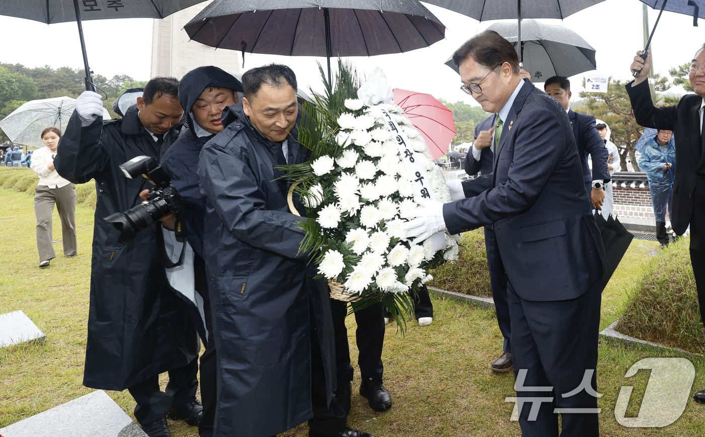 (광주=뉴스1) 김태성 기자 = 우원식 국회의장이 16일 오후 광주 북구 운정동 국립5·18민주묘지를 찾아 이금희 열사 묘 앞에서 헌화하고 있다. 2025.5.16/뉴스1