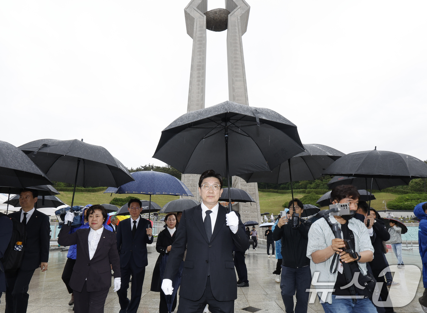 (광주=뉴스1) 김태성 기자 = 권성동 국민의힘 원내대표가 16일 오후 광주 북구 운정동 국립5·18민주묘지를 찾아 참배 후 돌아 나오고 있다. 2025.5.16/뉴스1