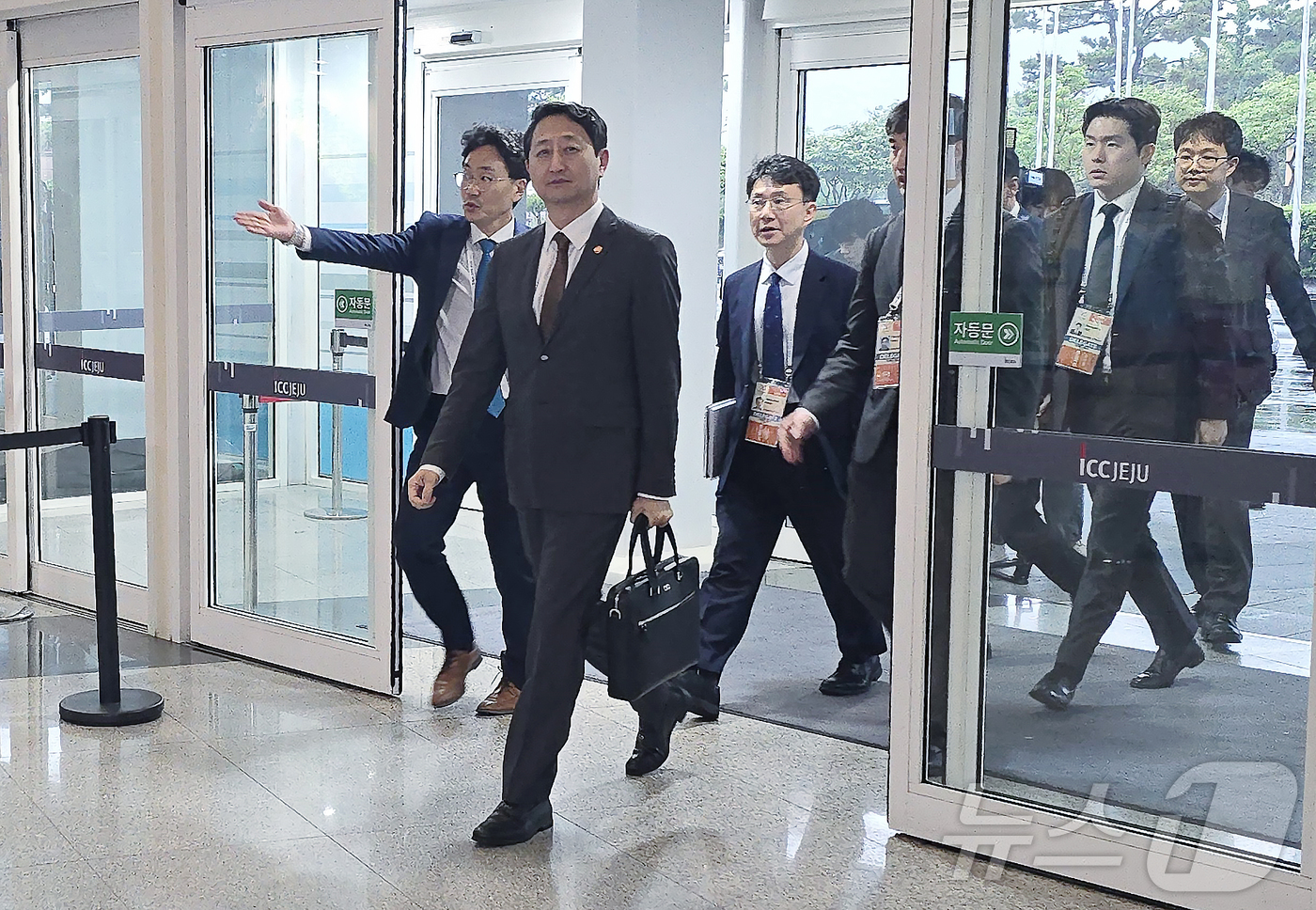 (제주=뉴스1) 김승준 기자 = 안덕근 산업통상자원부 장관이 16일 제이미슨 그리어 미국 무역대표부(USTR) 장관과 면담하기 위해 제주국제컨벤션센터에 들어서고 있다. 2025.5 …