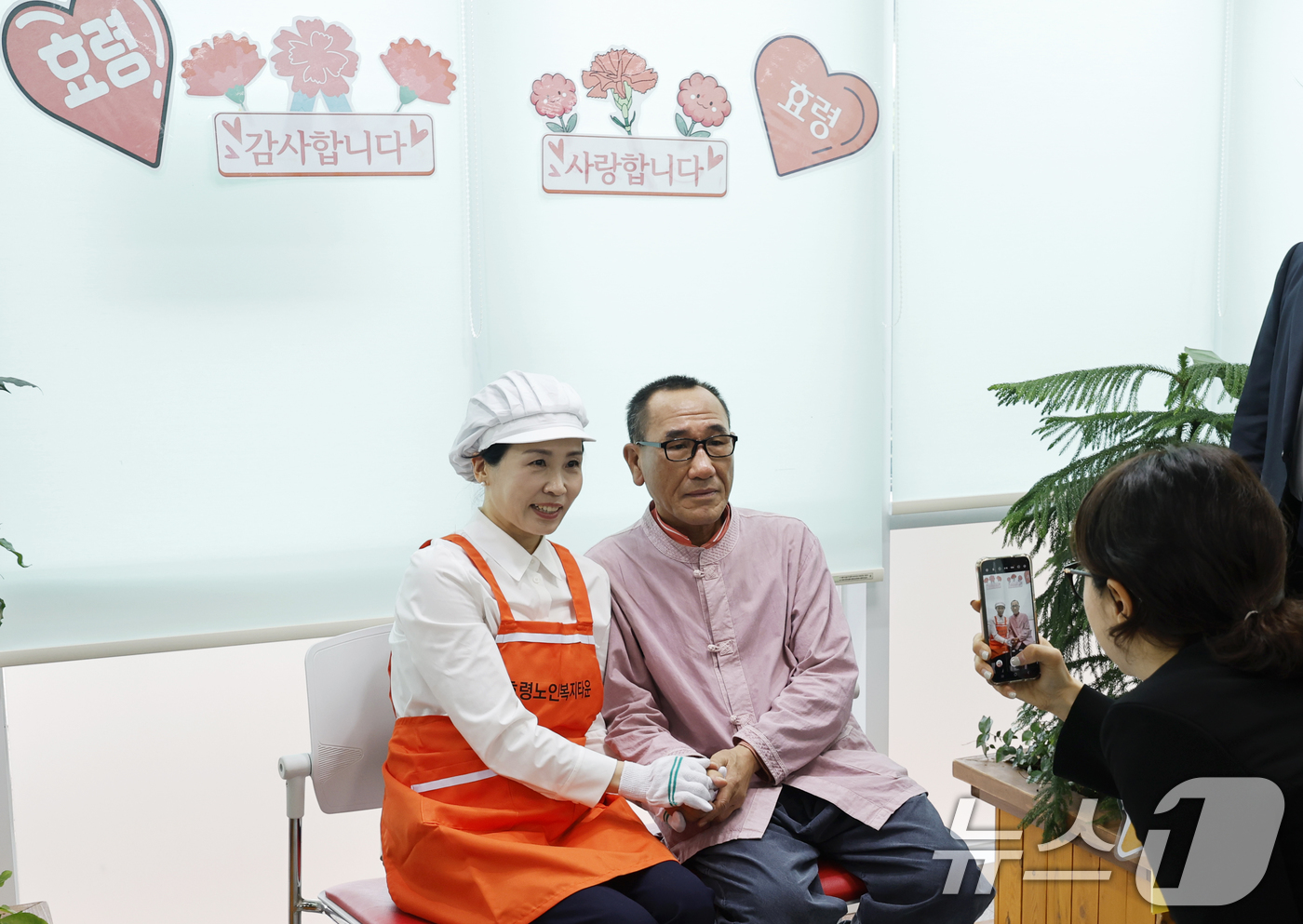 (광주=뉴스1) 김태성 기자 = 이재명 더불어민주당 대통령 후보 부인인 김혜경 여사가 16일 광주 북구 효령동 효령노인복지타운을 방문해 배식 봉사 후 어르신들과 기념 촬영을 하고 …