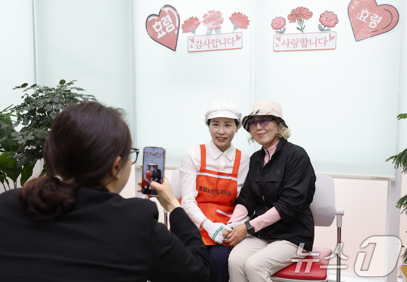 (광주=뉴스1) 김태성 기자 = 이재명 더불어민주당 대통령 후보 부인인 김혜경 여사가 16일 광주 북구 효령동 효령노인복지타운을 방문해 배식 봉사 후 어르신들과 기념 촬영을 하고 …