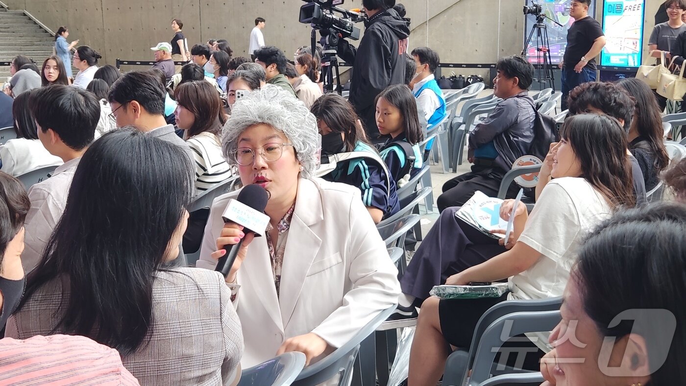 본문 이미지 - 개그우면 김영희가 16일 서울 DDP광장에서 열린 &#39;&#40;도박하지&#41;말자쇼&#39;에서 관객과 대화를 하고 있다. ⓒ News1 이재상 기자
